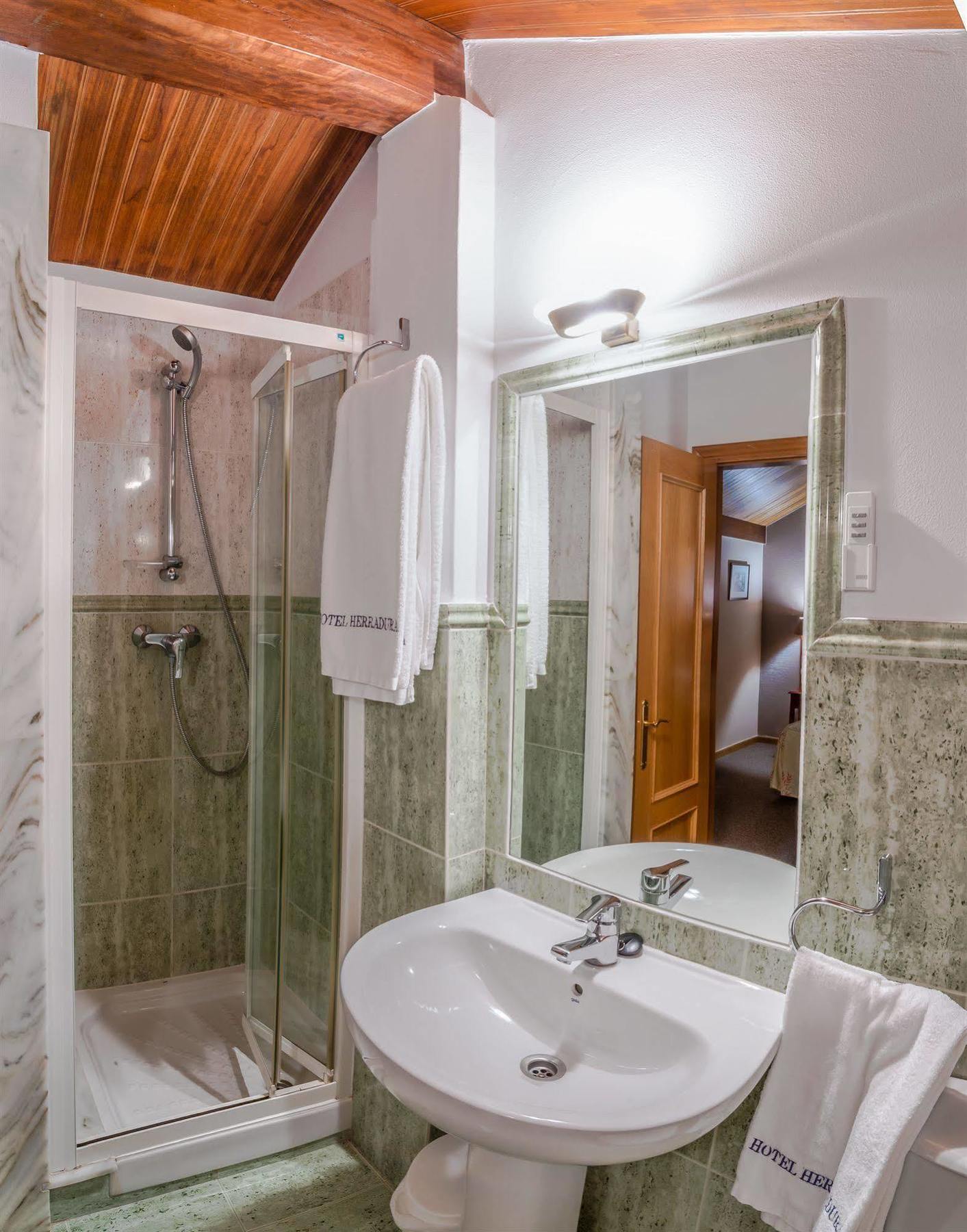 סנטיאגו דה קומפוסטלה Hotel Herradura מראה חיצוני תמונה