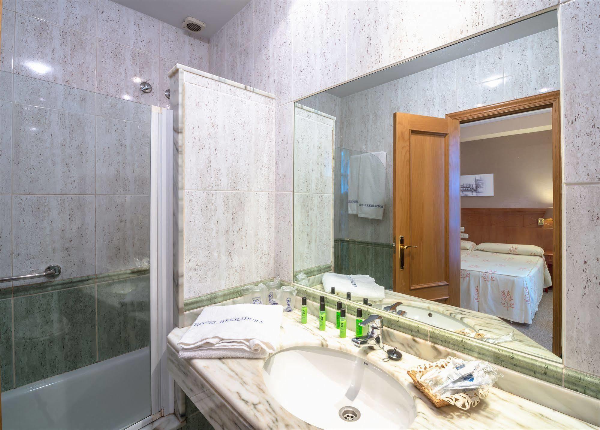 סנטיאגו דה קומפוסטלה Hotel Herradura מראה חיצוני תמונה